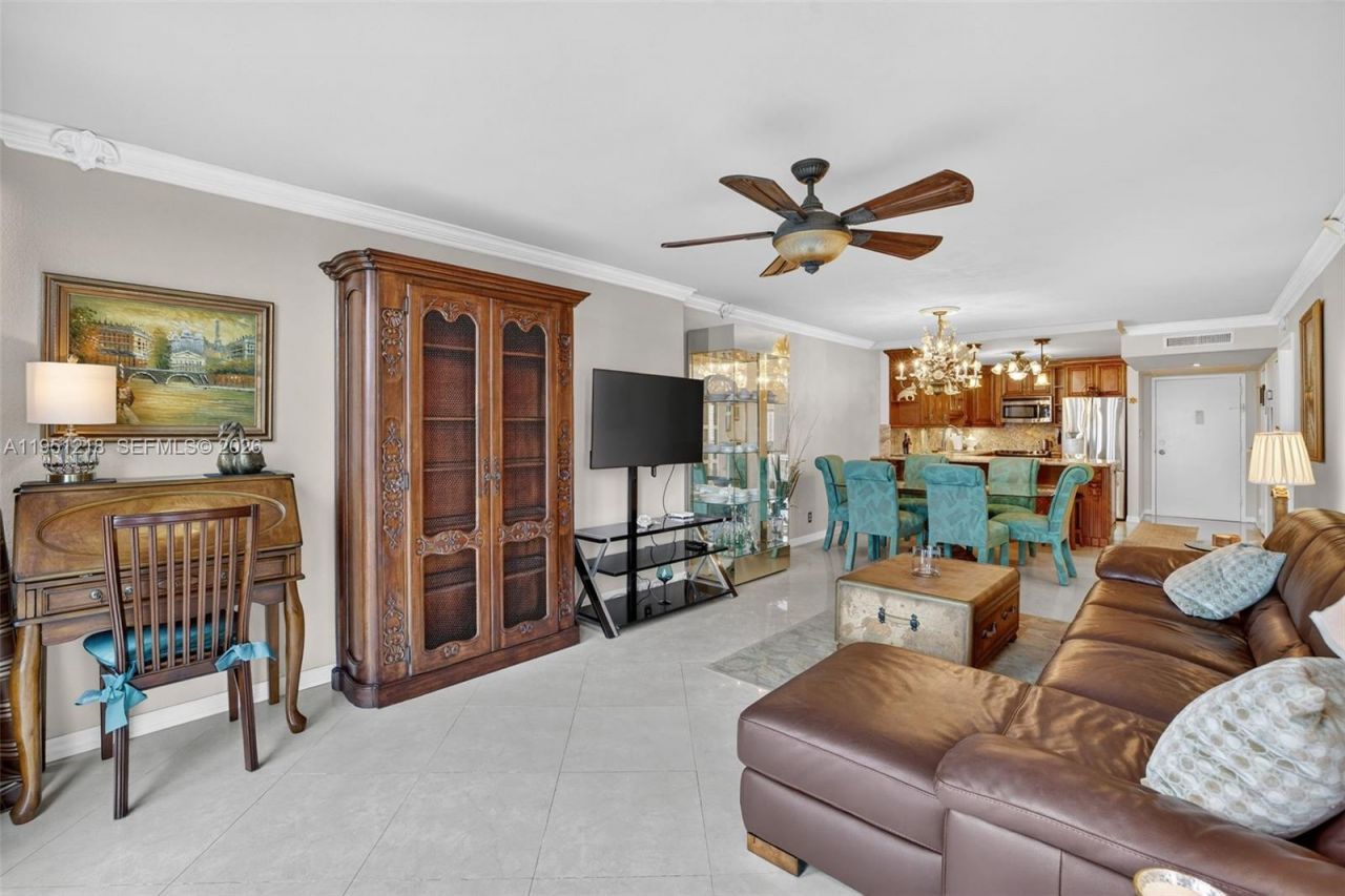 1000 Parkview Dr, Unit 806, Hallandale Beach, FL 33009 Photo