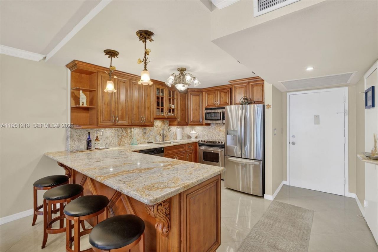 1000 Parkview Dr, Unit 806, Hallandale Beach, FL 33009 Photo