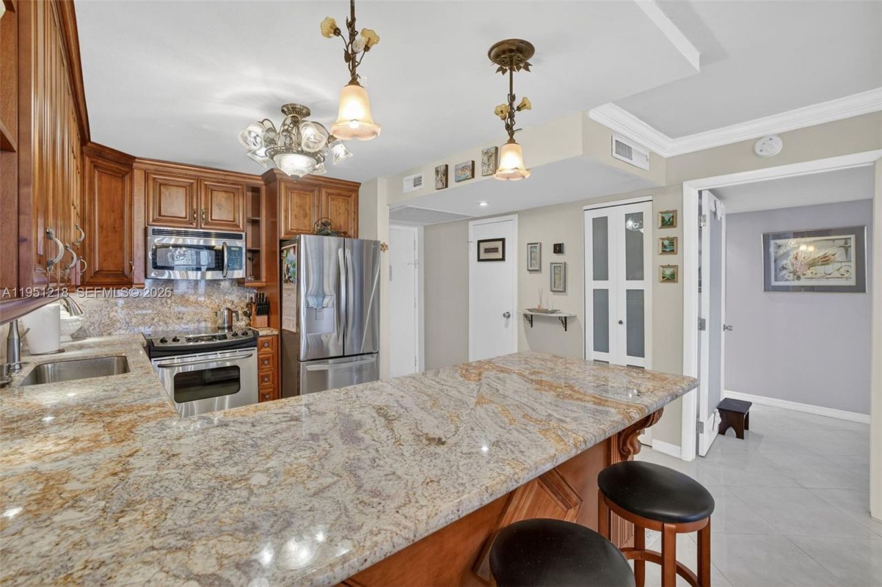 1000 Parkview Dr, Unit 806, Hallandale Beach, FL 33009 Photo