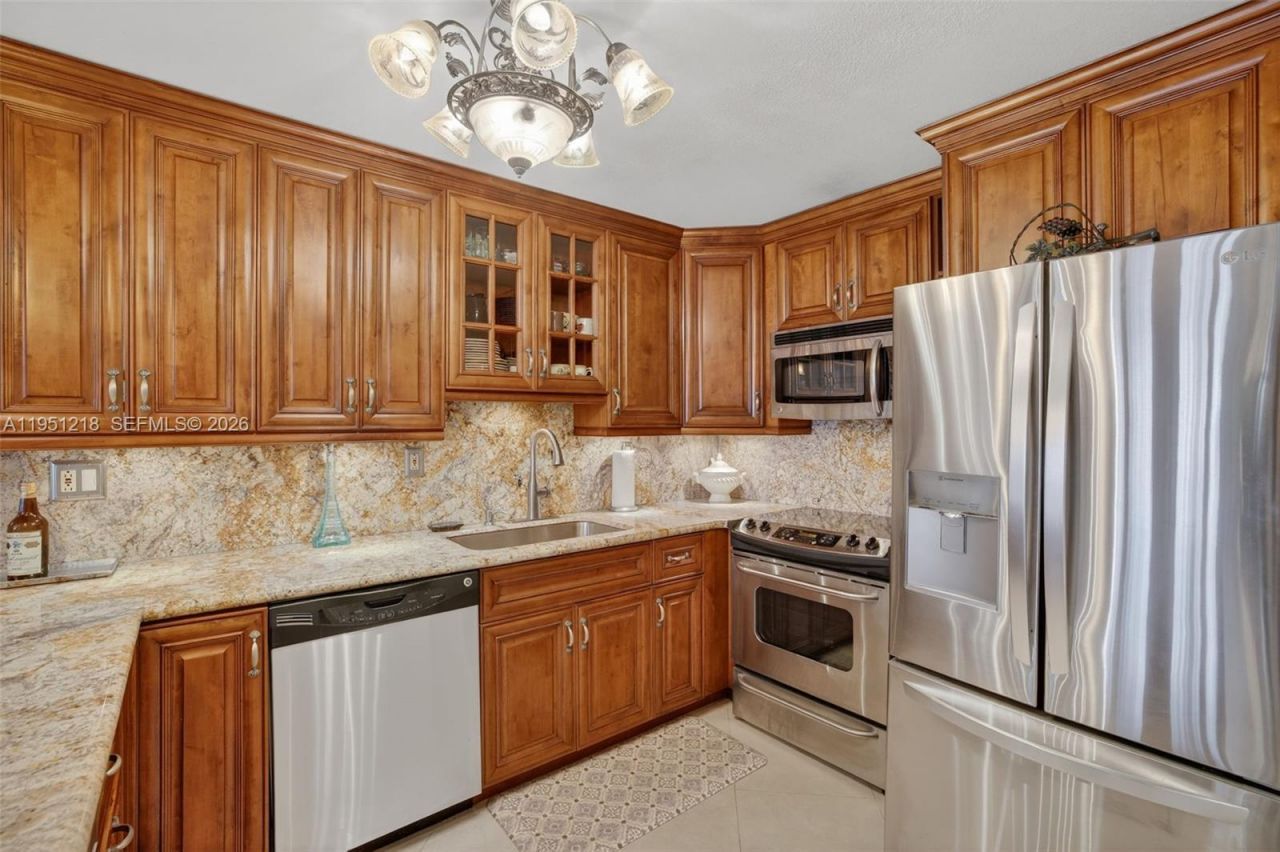 1000 Parkview Dr, Unit 806, Hallandale Beach, FL 33009 Photo