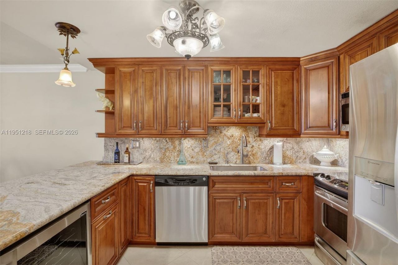 1000 Parkview Dr, Unit 806, Hallandale Beach, FL 33009 Photo