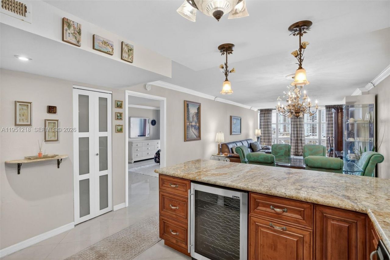 1000 Parkview Dr, Unit 806, Hallandale Beach, FL 33009 Photo