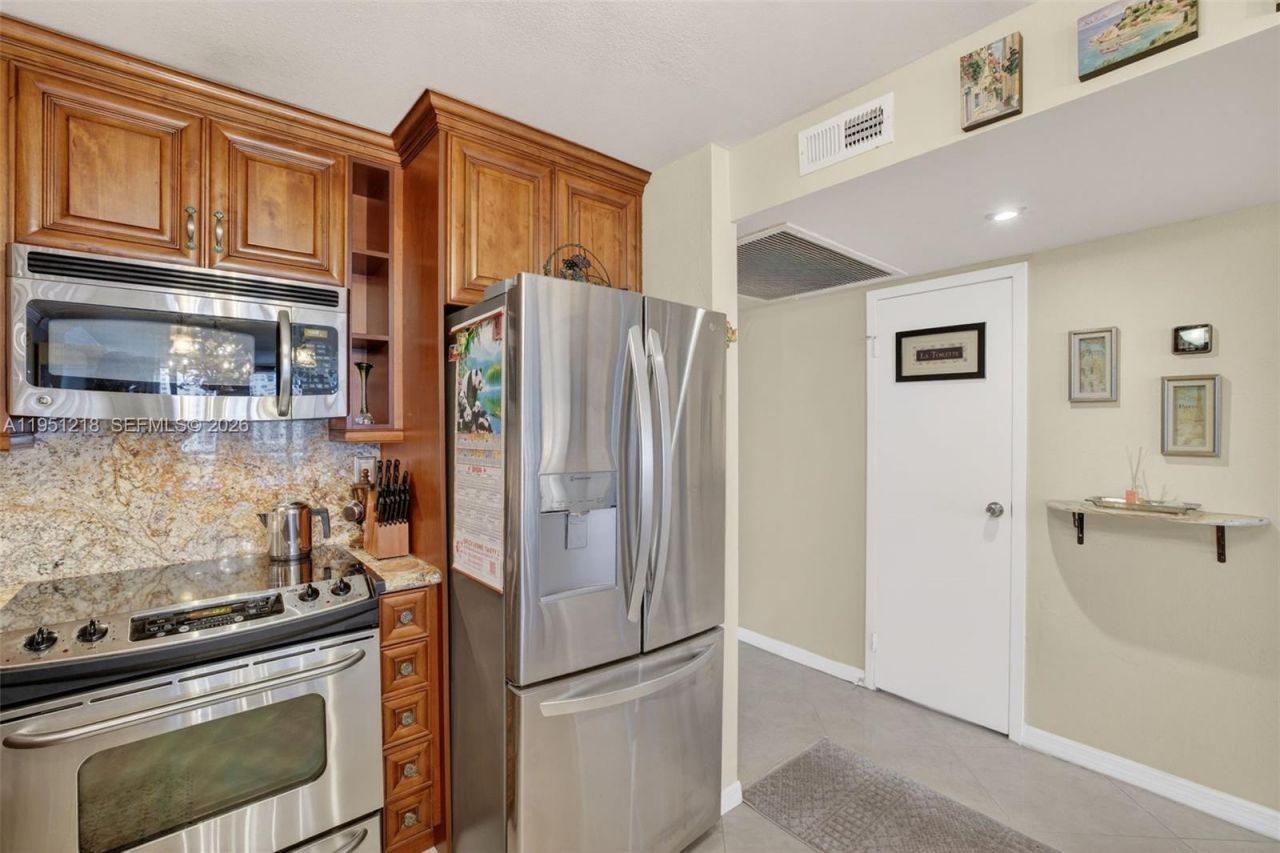 1000 Parkview Dr, Unit 806, Hallandale Beach, FL 33009 Photo