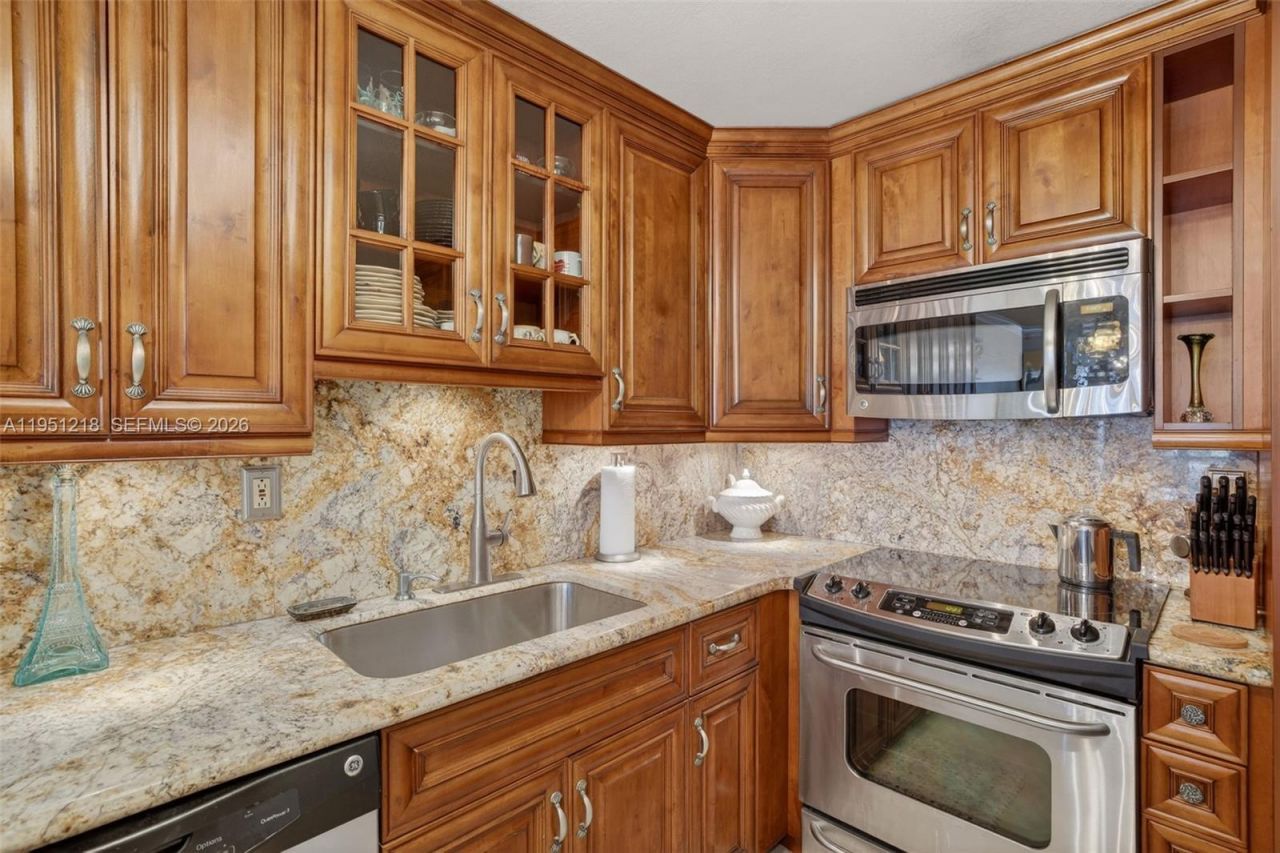 1000 Parkview Dr, Unit 806, Hallandale Beach, FL 33009 Photo