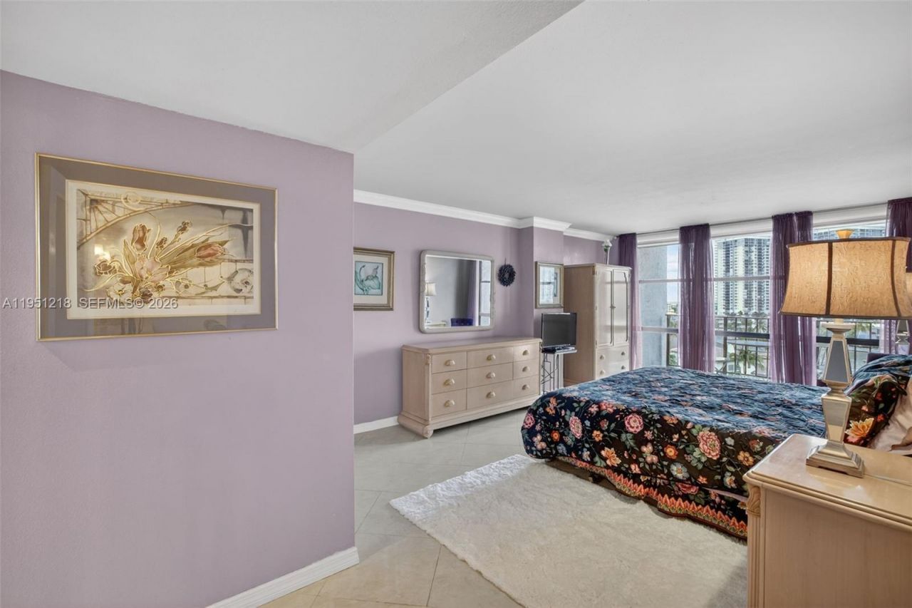 1000 Parkview Dr, Unit 806, Hallandale Beach, FL 33009 Photo