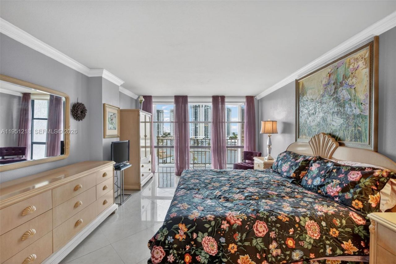 1000 Parkview Dr, Unit 806, Hallandale Beach, FL 33009 Photo