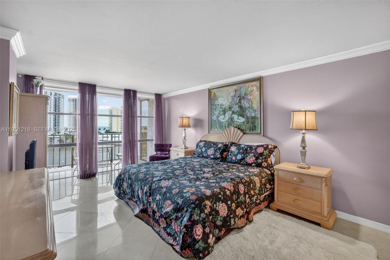 1000 Parkview Dr, Unit 806, Hallandale Beach, FL 33009 Photo