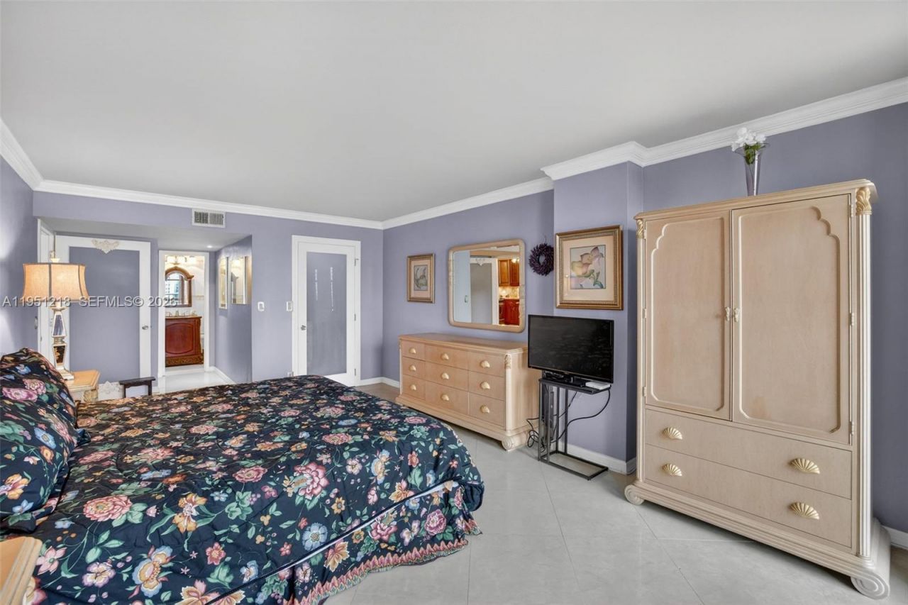 1000 Parkview Dr, Unit 806, Hallandale Beach, FL 33009 Photo