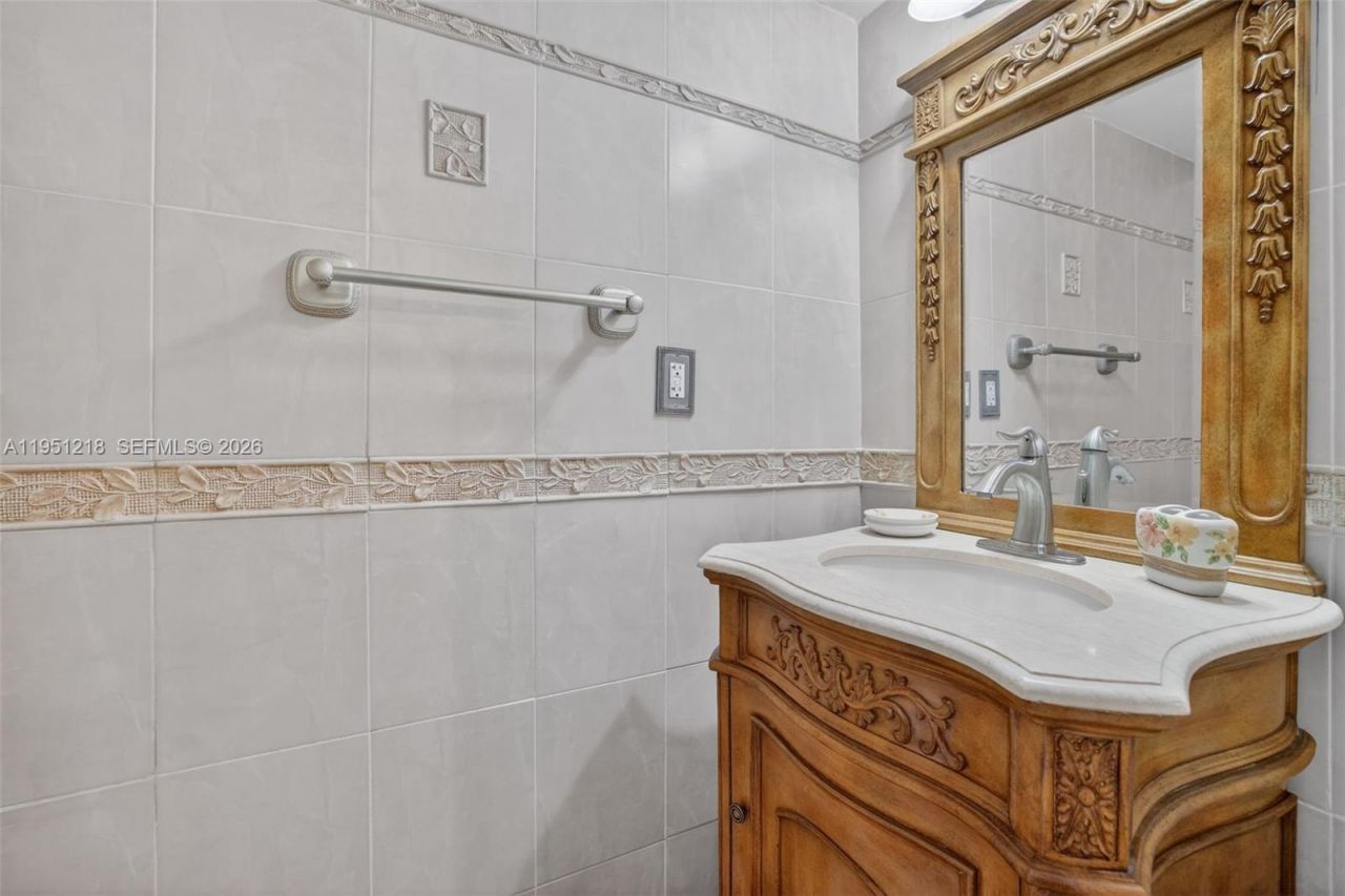 1000 Parkview Dr, Unit 806, Hallandale Beach, FL 33009 Photo