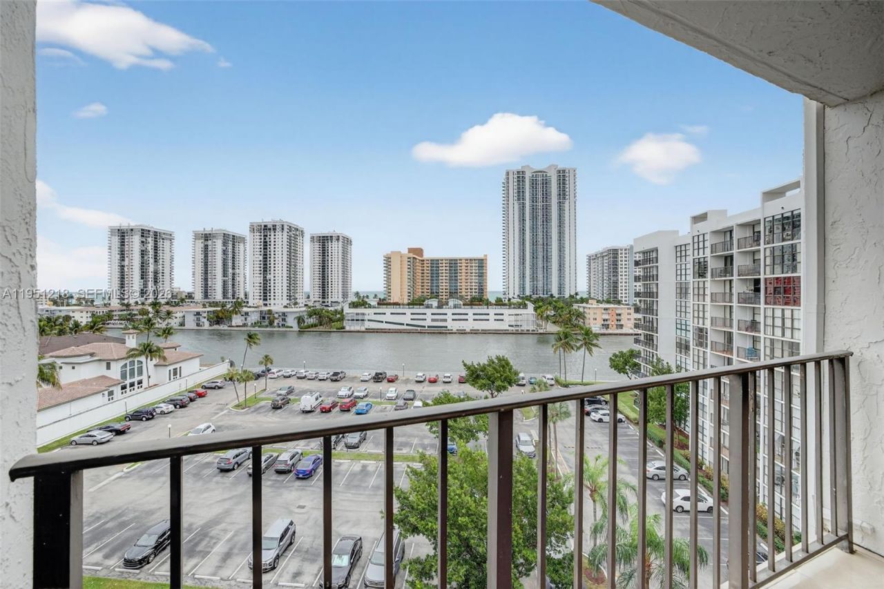 1000 Parkview Dr, Unit 806, Hallandale Beach, FL 33009 Photo