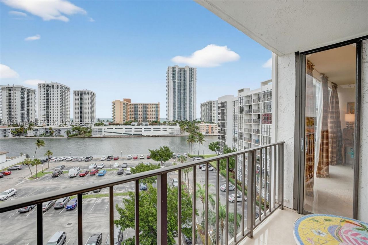 1000 Parkview Dr, Unit 806, Hallandale Beach, FL 33009 Photo