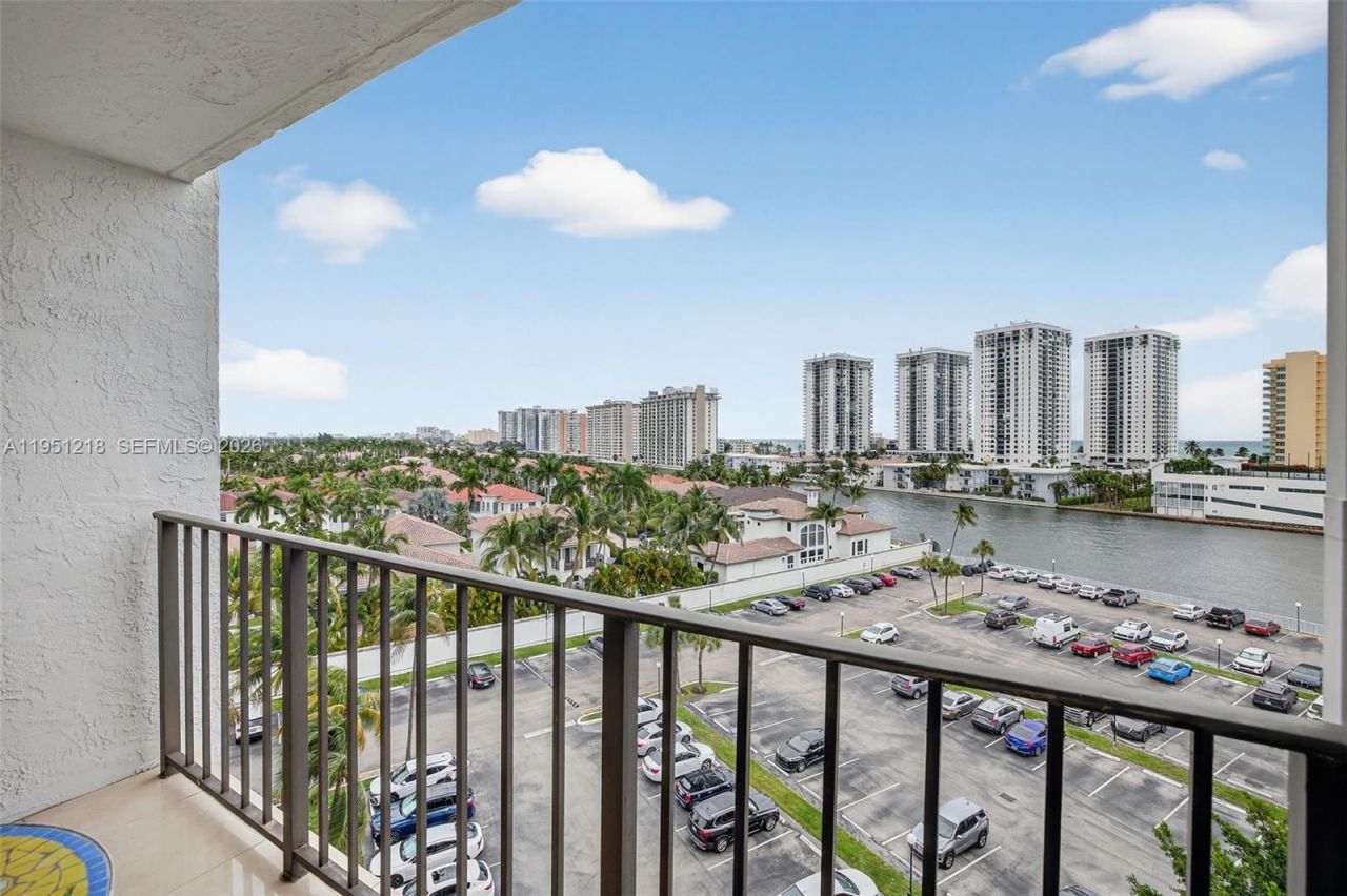 1000 Parkview Dr, Unit 806, Hallandale Beach, FL 33009 Photo