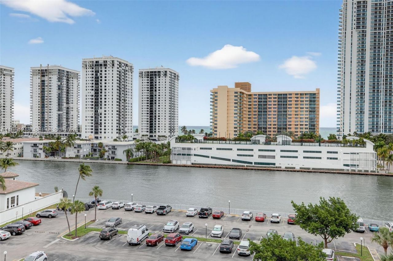 1000 Parkview Dr, Unit 806, Hallandale Beach, FL 33009 Photo