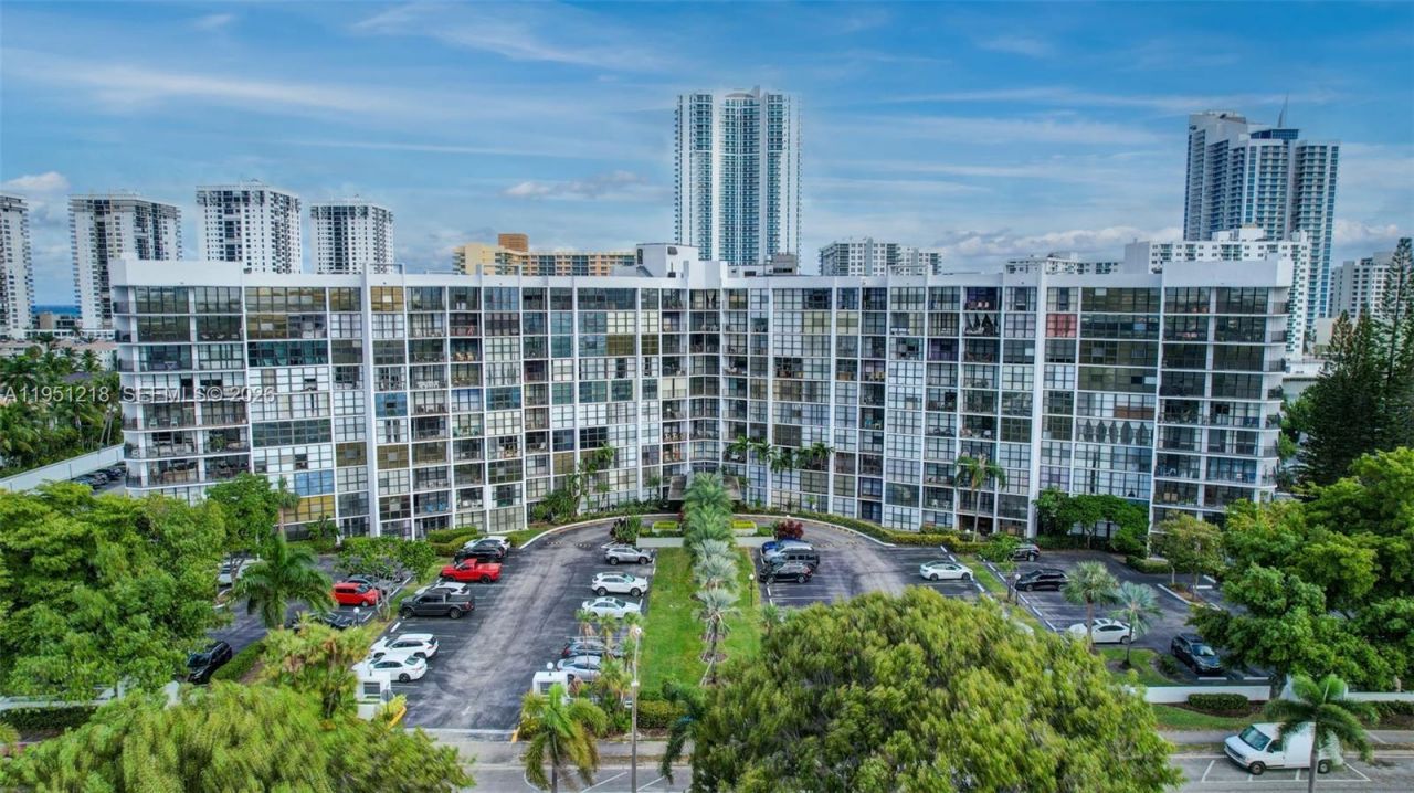 1000 Parkview Dr, Unit 806, Hallandale Beach, FL 33009 Photo