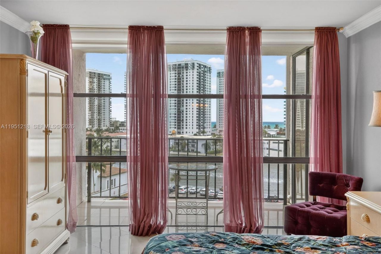 1000 Parkview Dr, Unit 806, Hallandale Beach, FL 33009 Photo