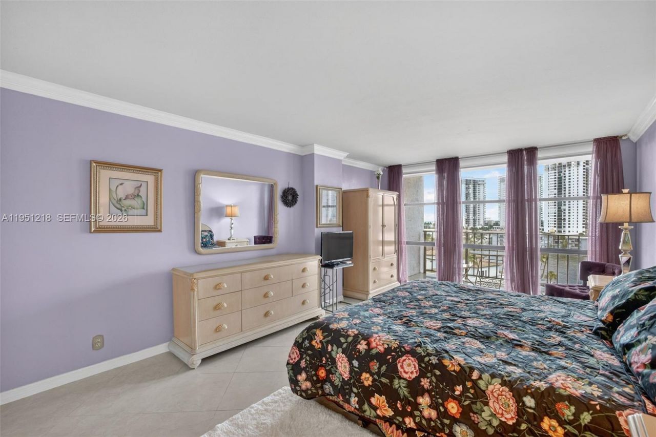 1000 Parkview Dr, Unit 806, Hallandale Beach, FL 33009 Photo