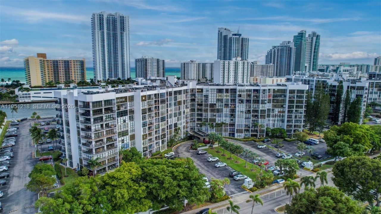 1000 Parkview Dr, Unit 806, Hallandale Beach, FL 33009 Photo