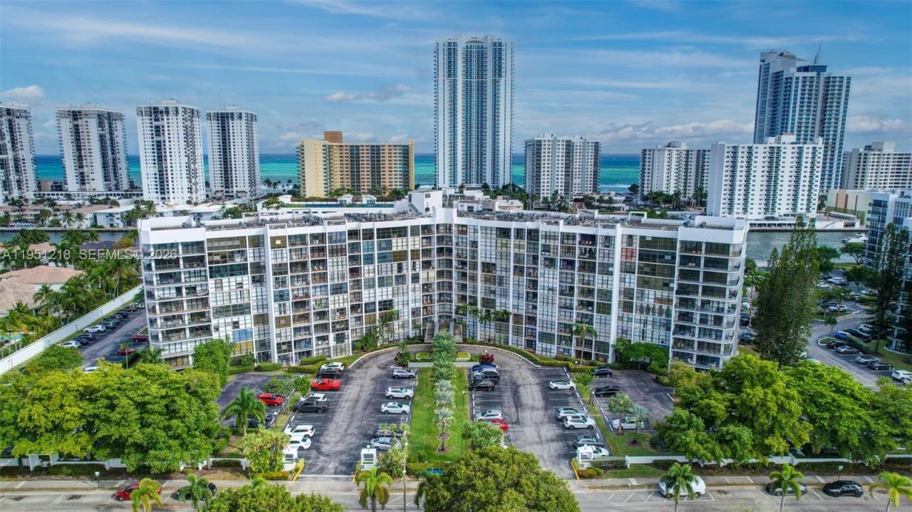 1000 Parkview Dr, Unit 806, Hallandale Beach, FL 33009 Photo