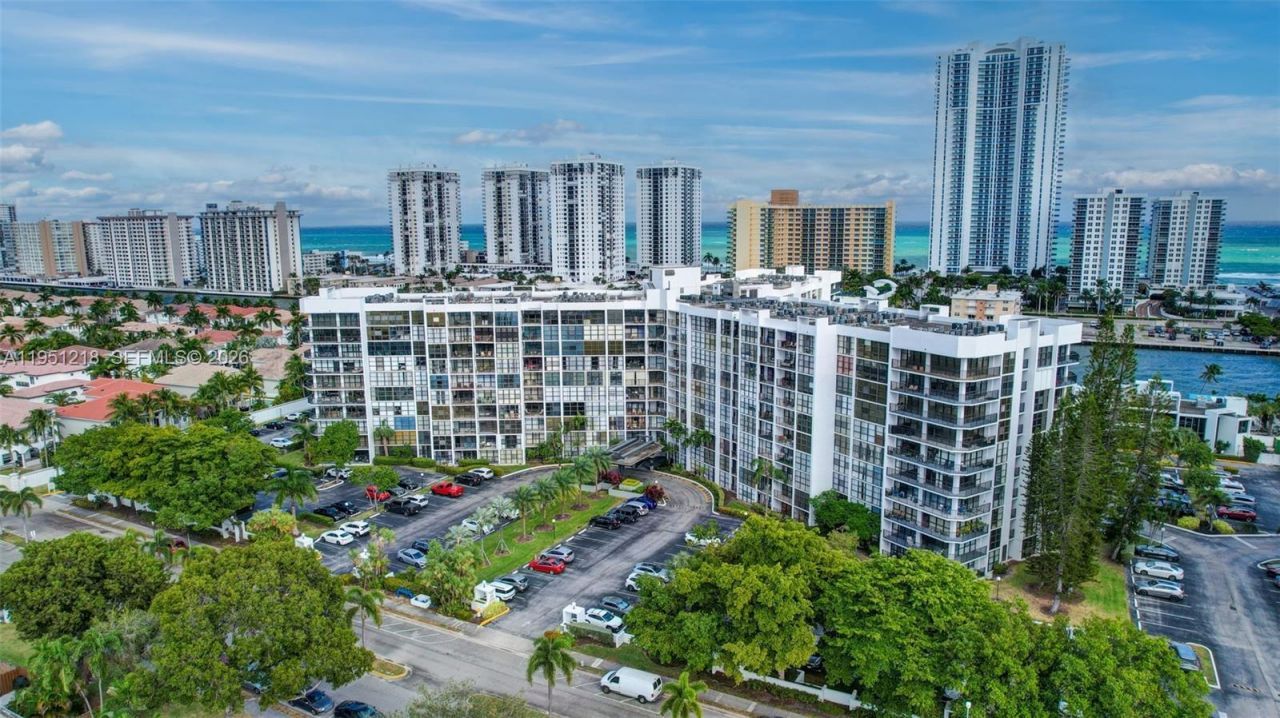 1000 Parkview Dr, Unit 806, Hallandale Beach, FL 33009 Photo