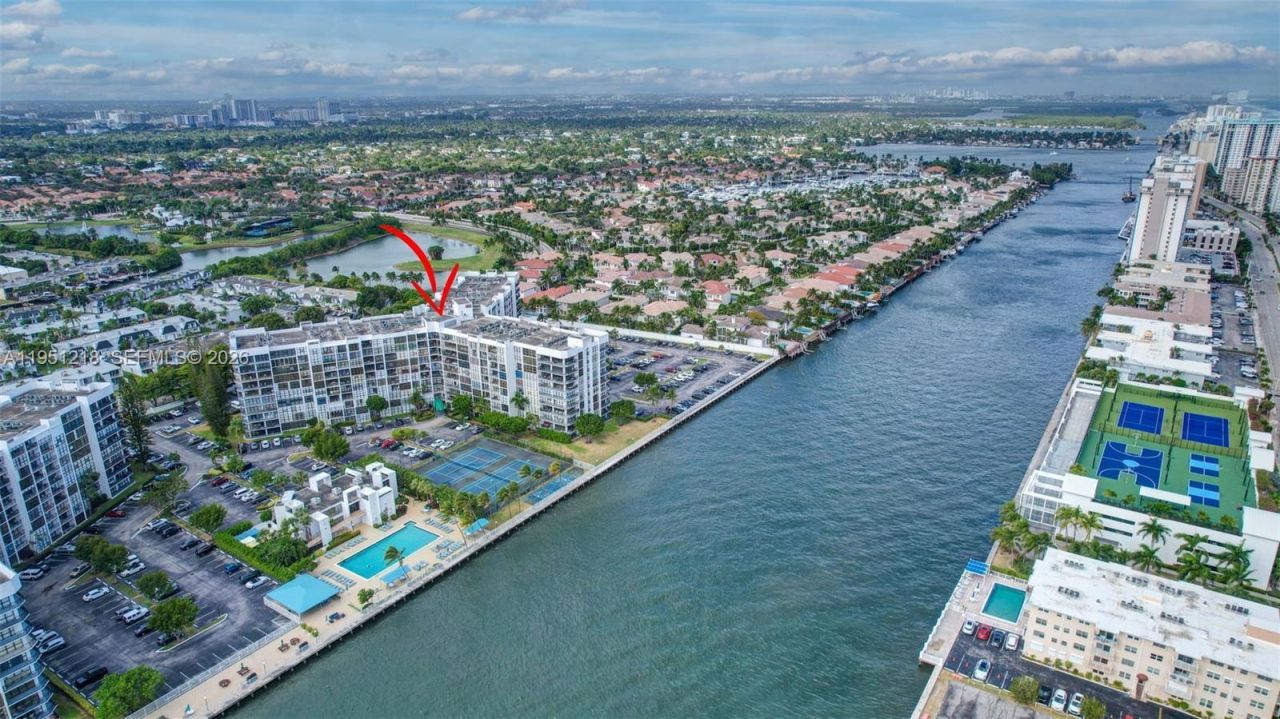 1000 Parkview Dr, Unit 806, Hallandale Beach, FL 33009 Photo