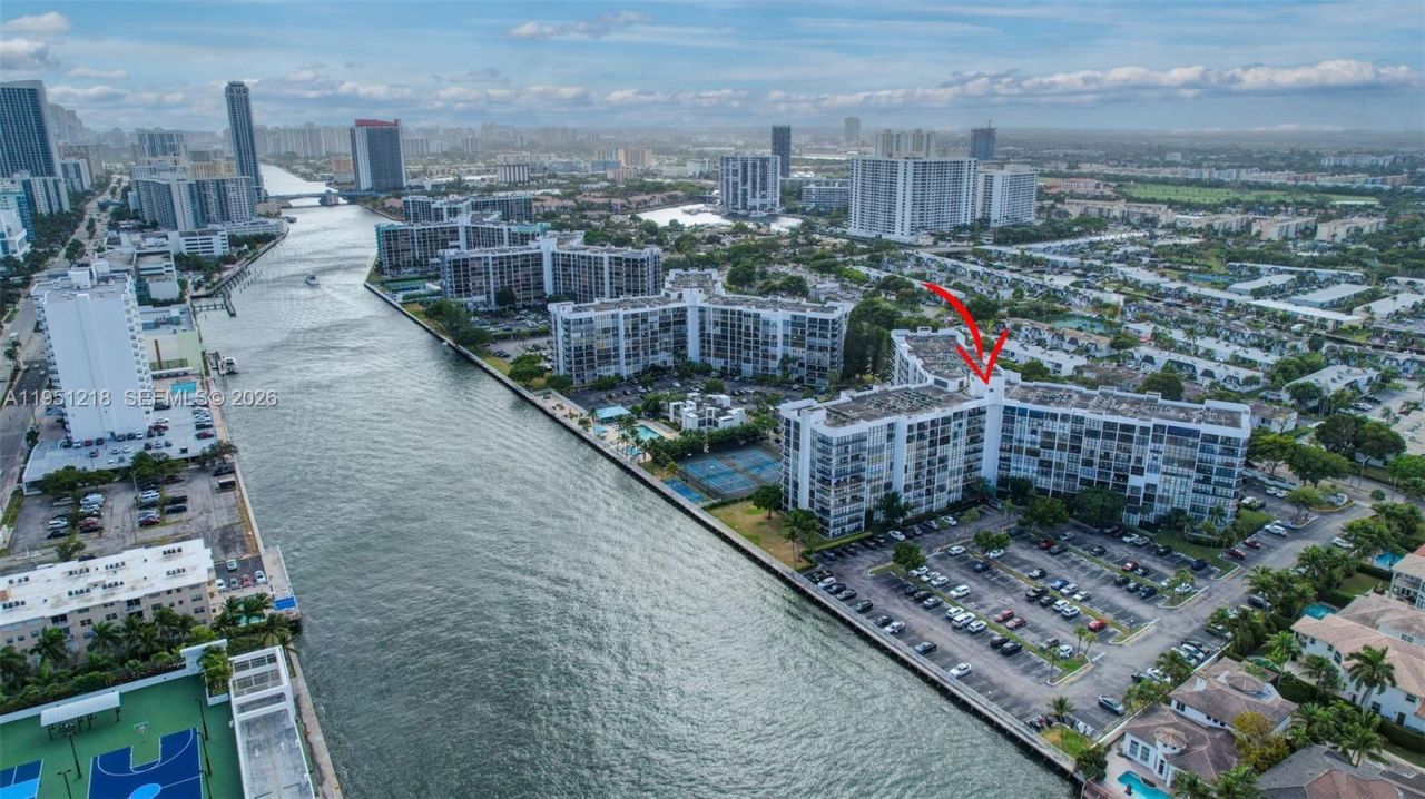 1000 Parkview Dr, Unit 806, Hallandale Beach, FL 33009 Photo