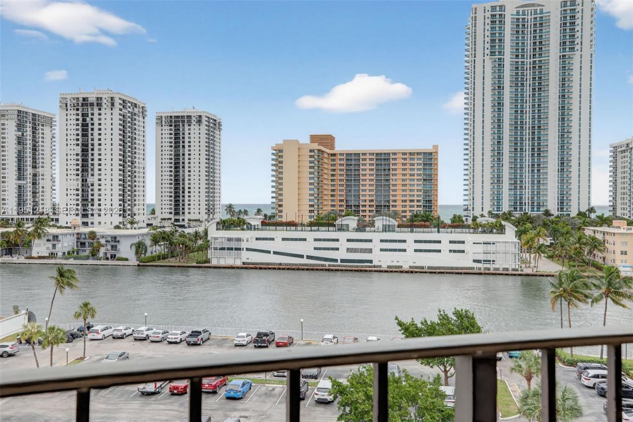 1000 Parkview Dr, Unit 806, Hallandale Beach, FL 33009 Photo