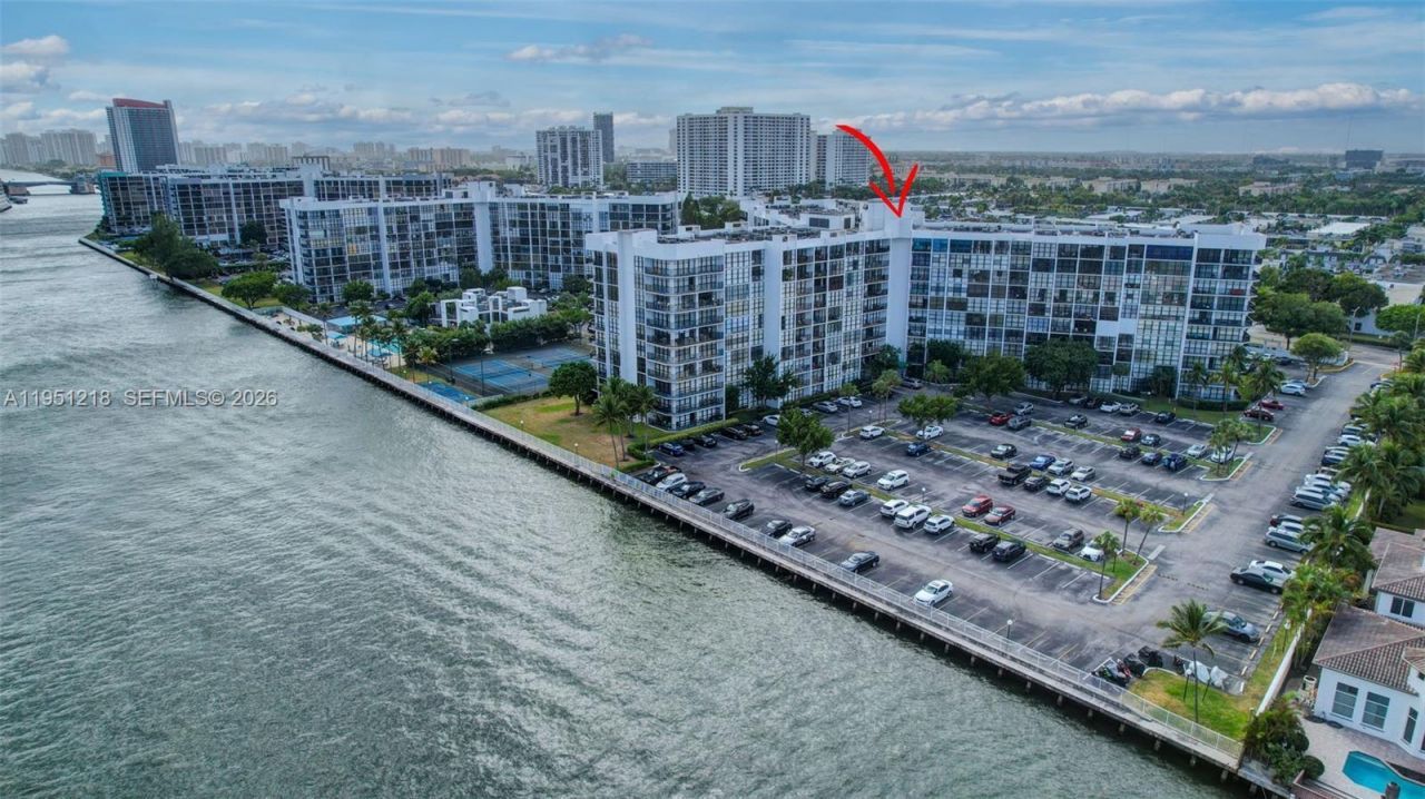 1000 Parkview Dr, Unit 806, Hallandale Beach, FL 33009 Photo