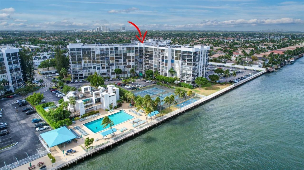 1000 Parkview Dr, Unit 806, Hallandale Beach, FL 33009 Photo