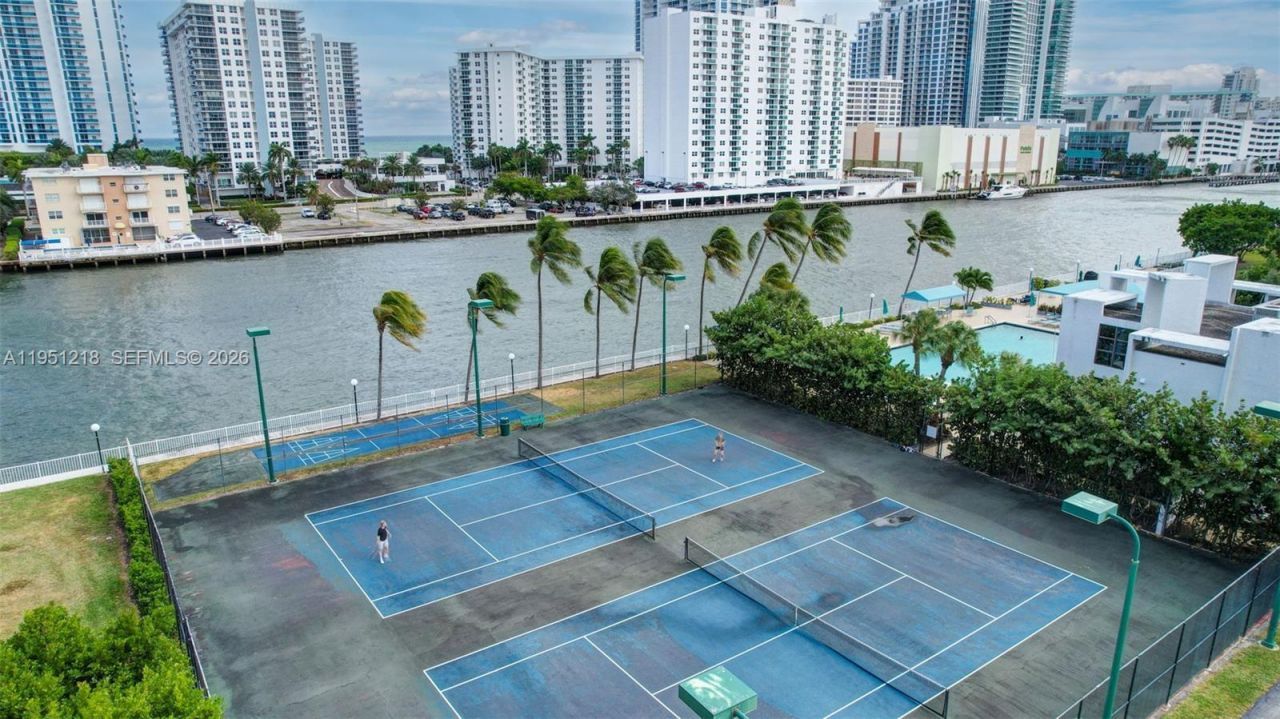 1000 Parkview Dr, Unit 806, Hallandale Beach, FL 33009 Photo