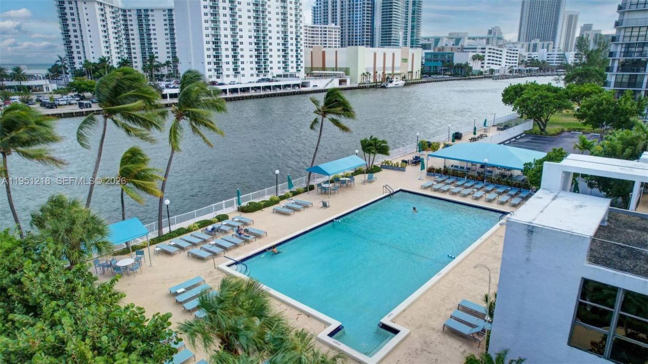 1000 Parkview Dr, Unit 806, Hallandale Beach, FL 33009 Photo