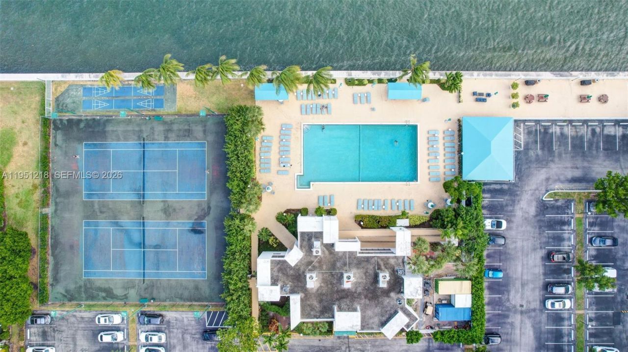 1000 Parkview Dr, Unit 806, Hallandale Beach, FL 33009 Photo