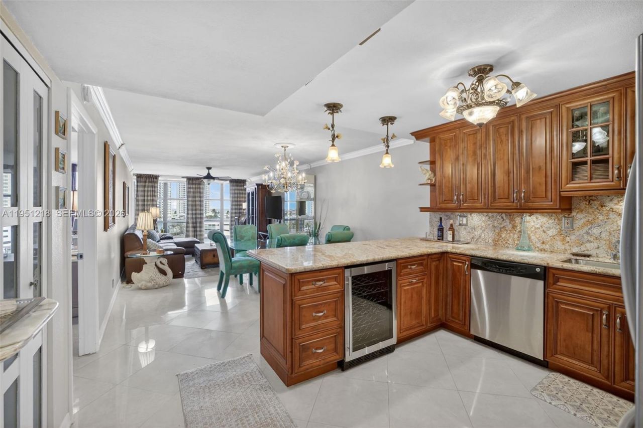 1000 Parkview Dr, Unit 806, Hallandale Beach, FL 33009 Photo