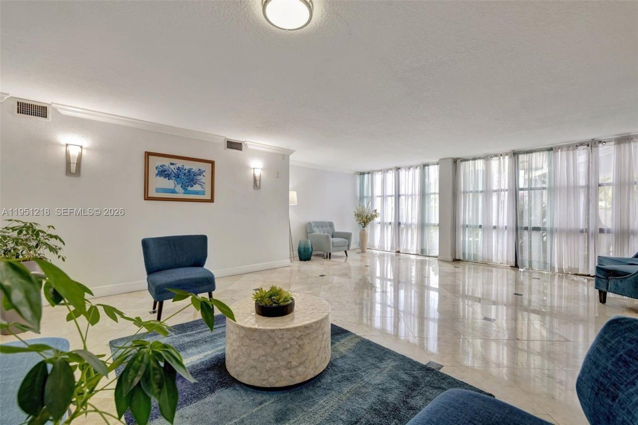 1000 Parkview Dr, Unit 806, Hallandale Beach, FL 33009 Photo
