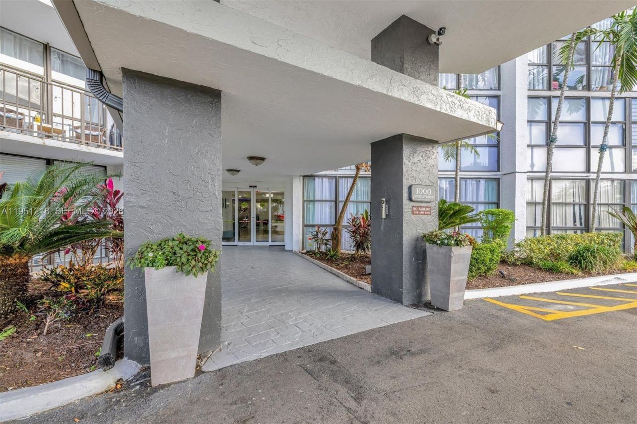 1000 Parkview Dr, Unit 806, Hallandale Beach, FL 33009 Photo