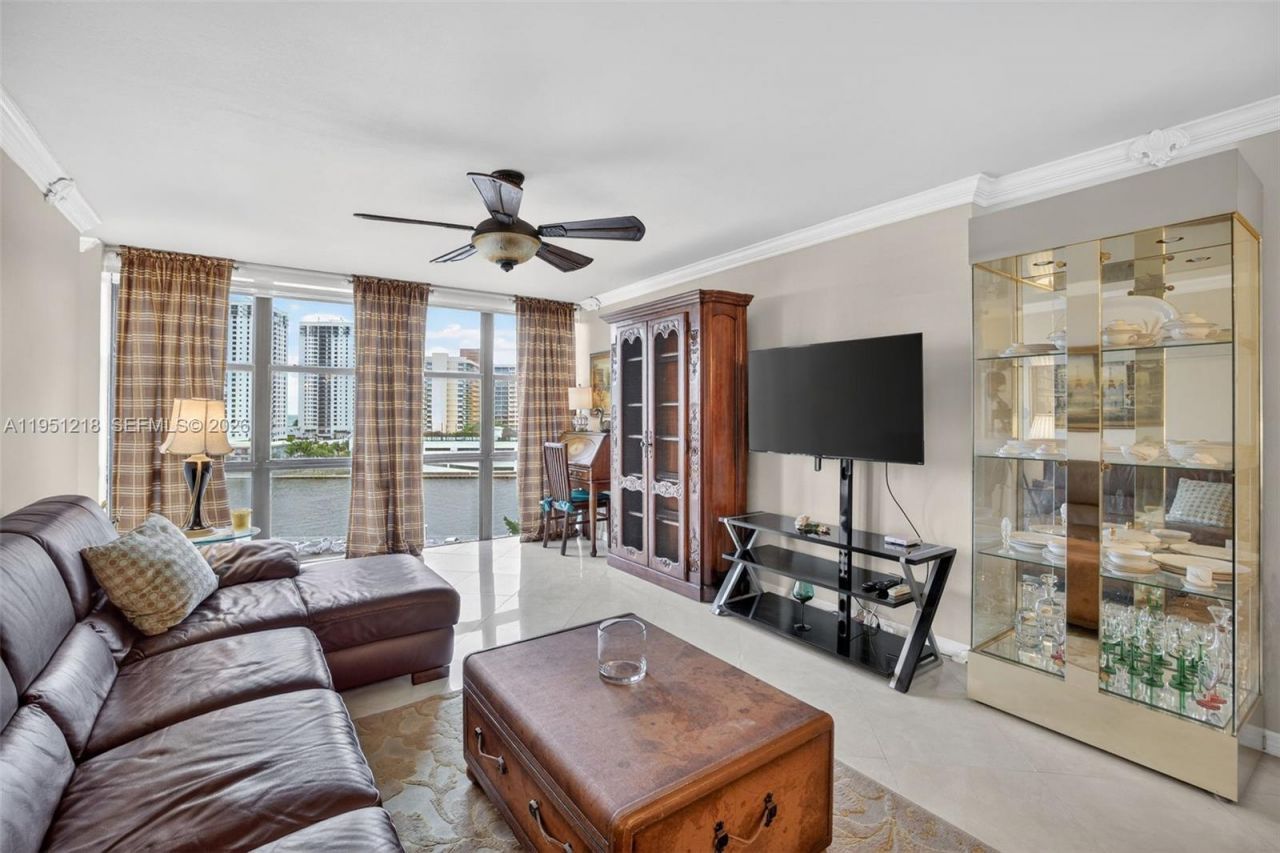 1000 Parkview Dr, Unit 806, Hallandale Beach, FL 33009 Photo