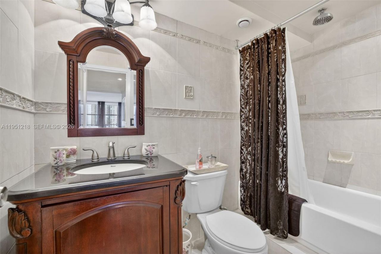 1000 Parkview Dr, Unit 806, Hallandale Beach, FL 33009 Photo
