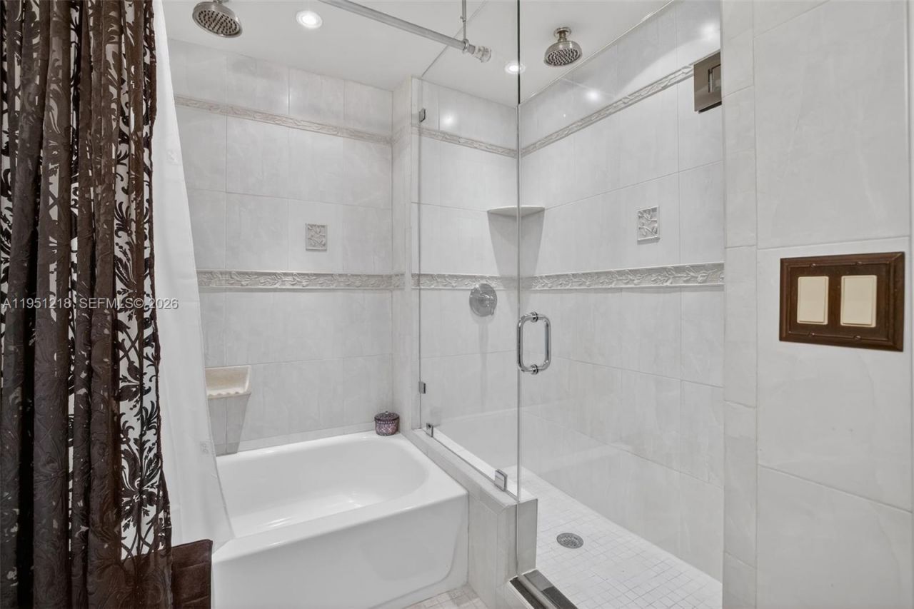 1000 Parkview Dr, Unit 806, Hallandale Beach, FL 33009 Photo