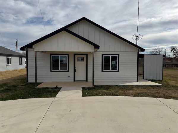 303 Ussery Street, Bowie, TX 76230