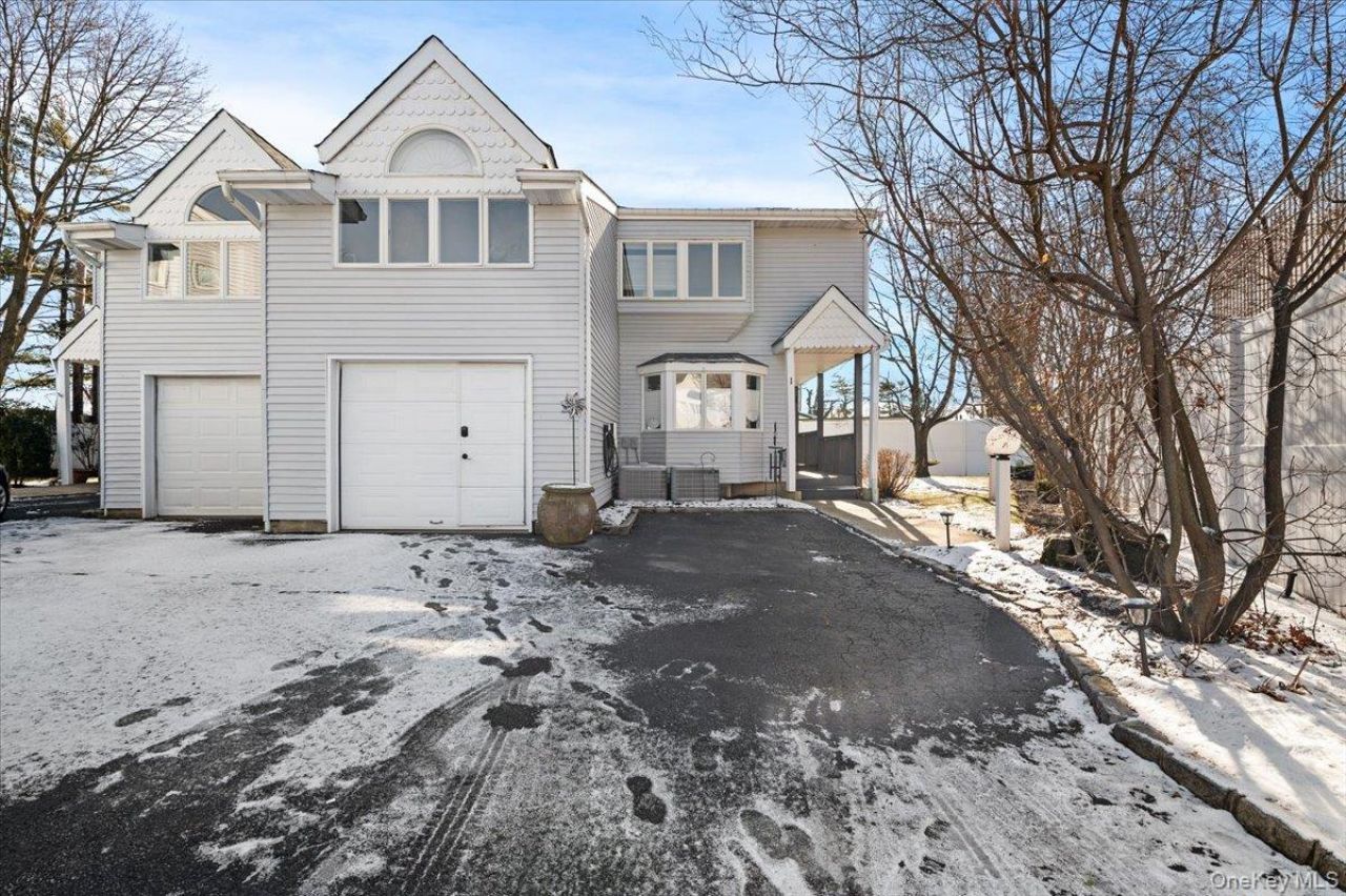 1 Windsor Court, Amityville, NY 11701 Main Photo