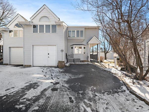 1 Windsor Court, Amityville, NY 11701