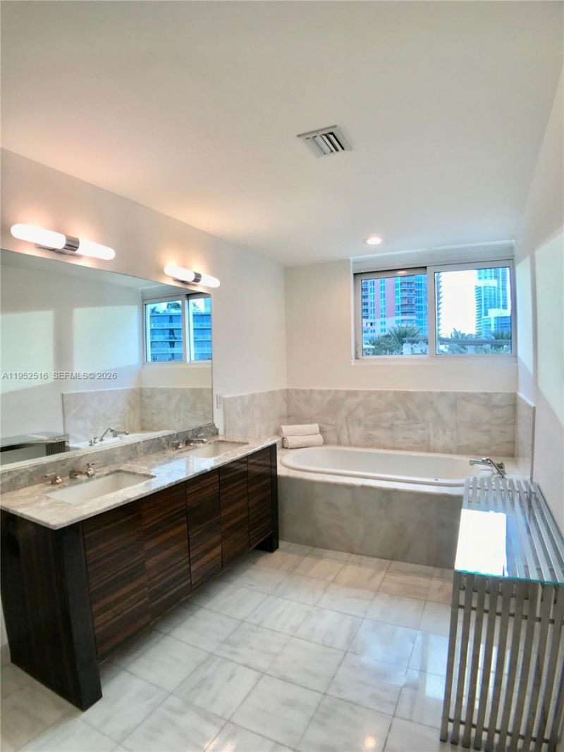 50 S Pointe Dr, Unit LOFT4, Miami Beach, FL 33139 Photo
