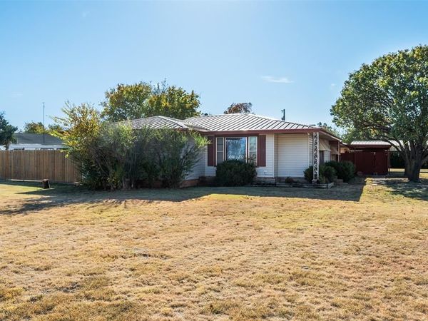 400 S Bailey Street, Electra, TX 76360