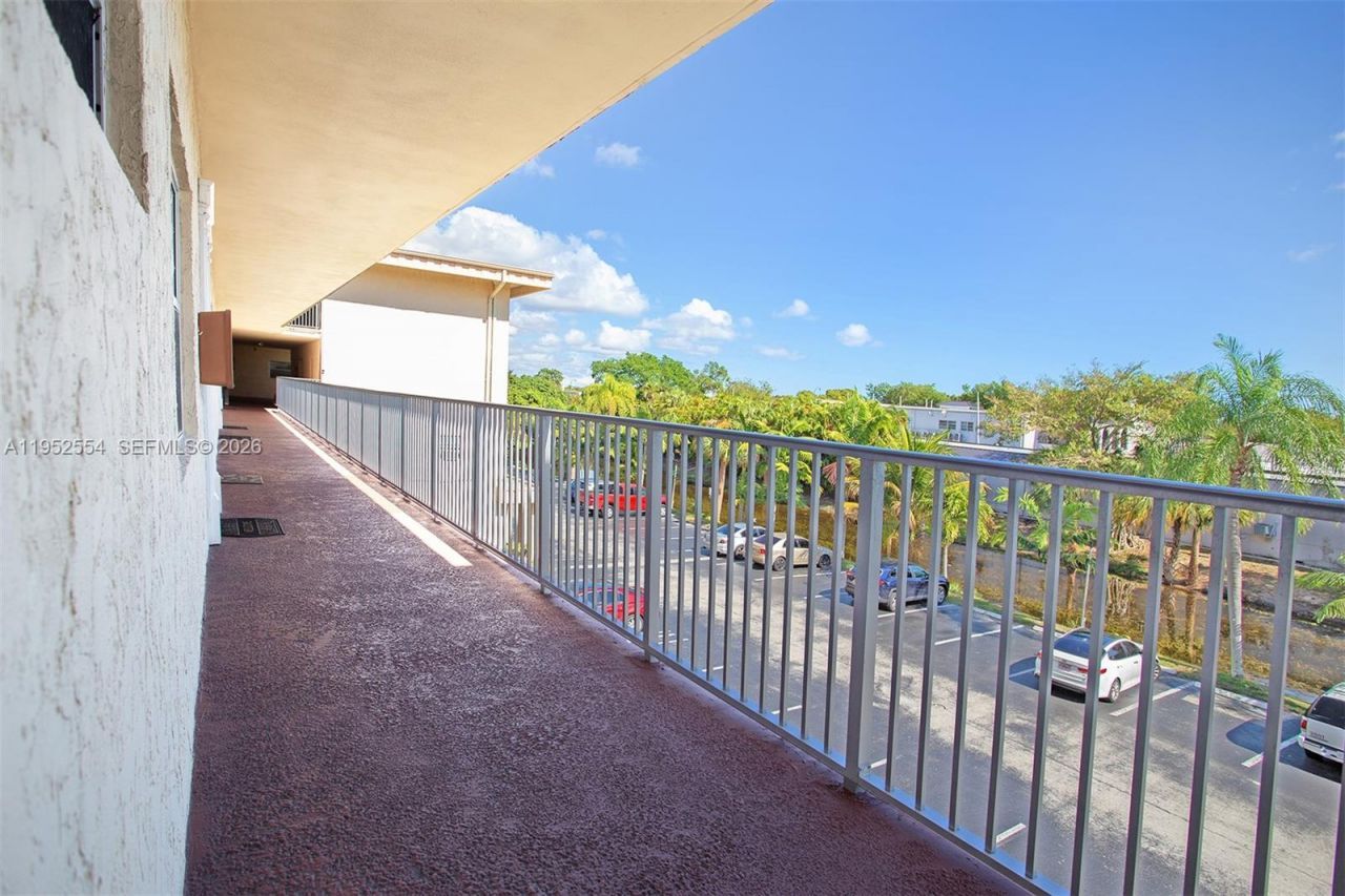 4151 NW 41st St , Unit 301, Lauderdale Lakes, FL 33319 Photo