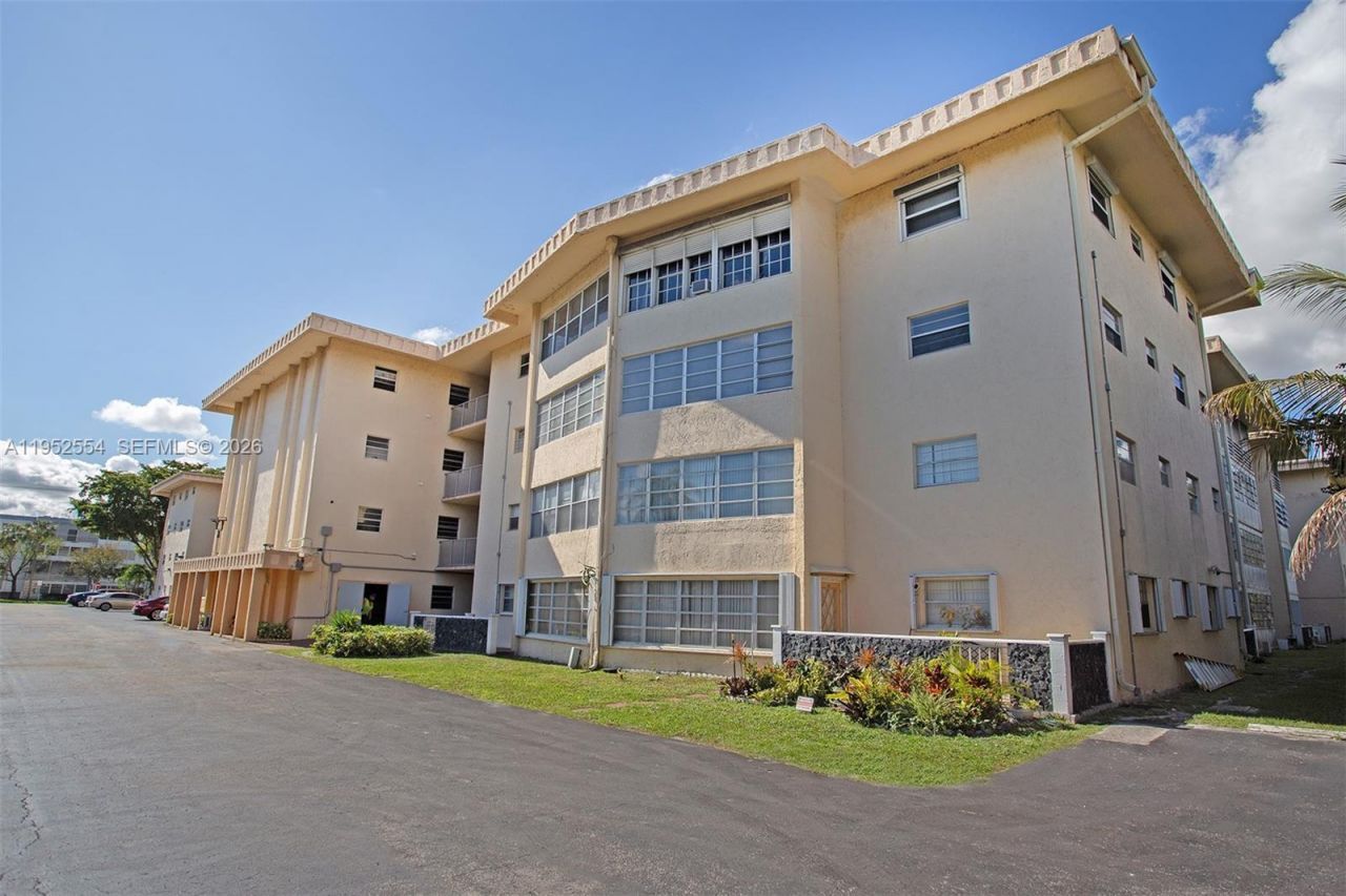 4151 NW 41st St , Unit 301, Lauderdale Lakes, FL 33319 Photo