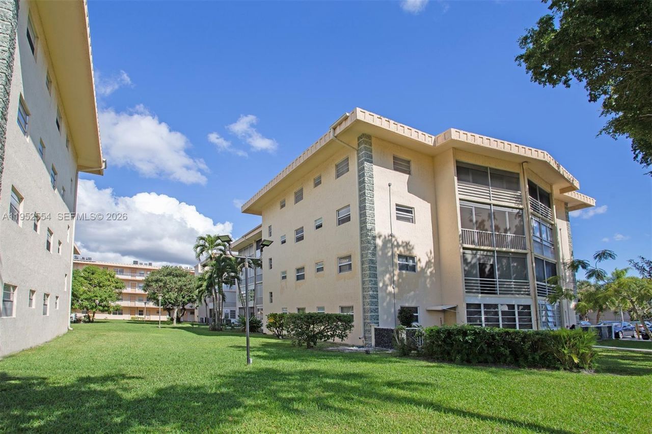 4151 NW 41st St , Unit 301, Lauderdale Lakes, FL 33319 Photo
