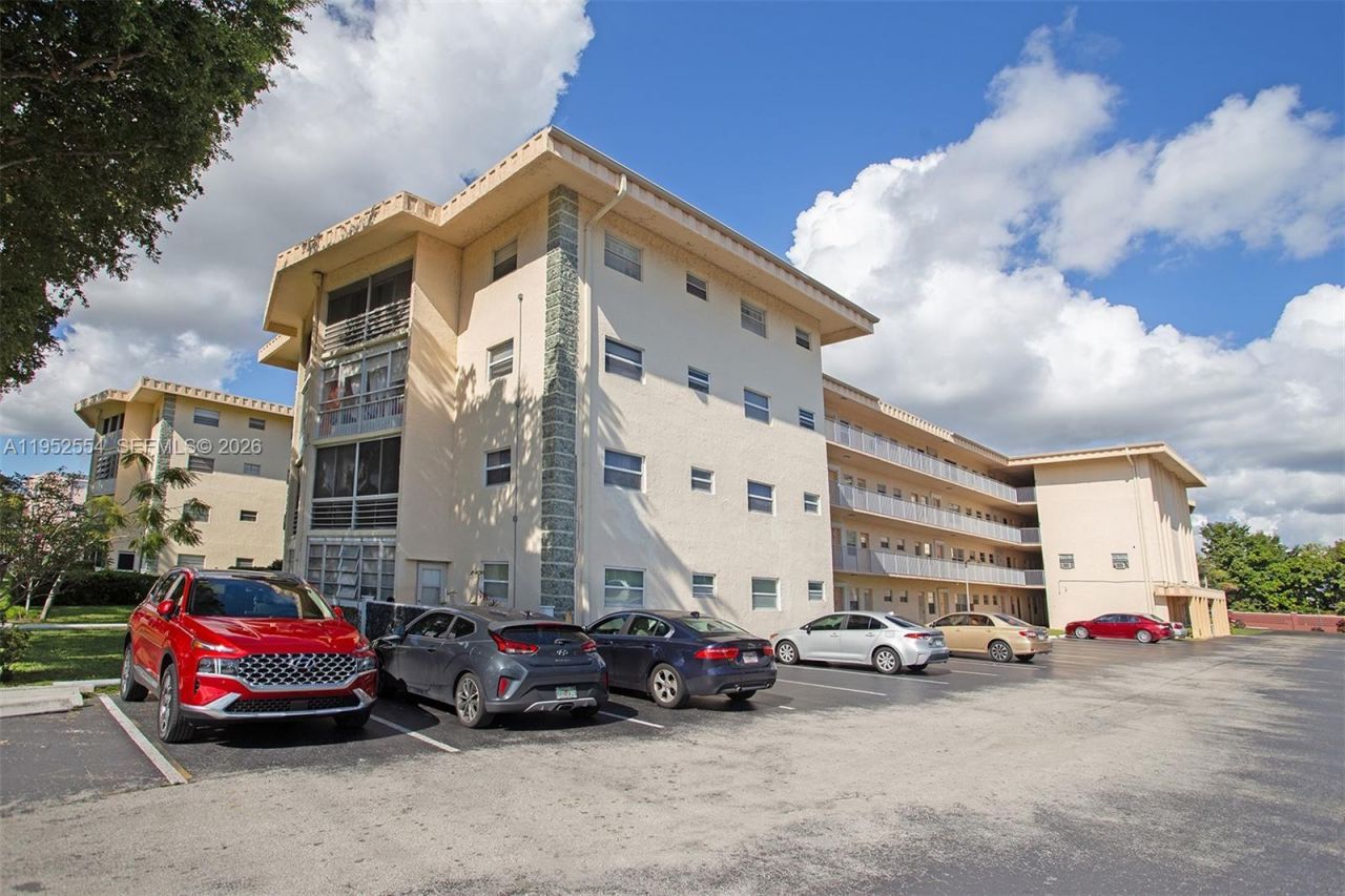 4151 NW 41st St , Unit 301, Lauderdale Lakes, FL 33319 Photo