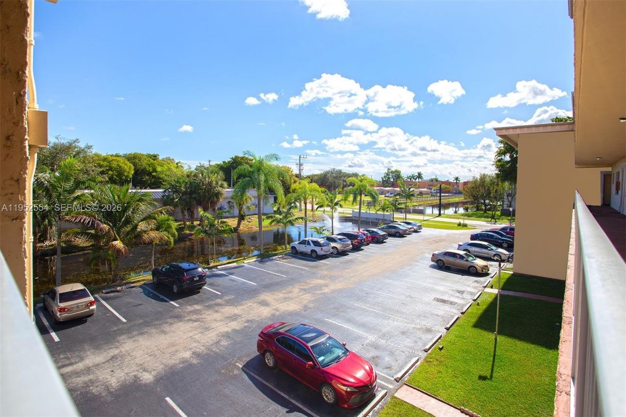 4151 NW 41st St , Unit 301, Lauderdale Lakes, FL 33319 Photo