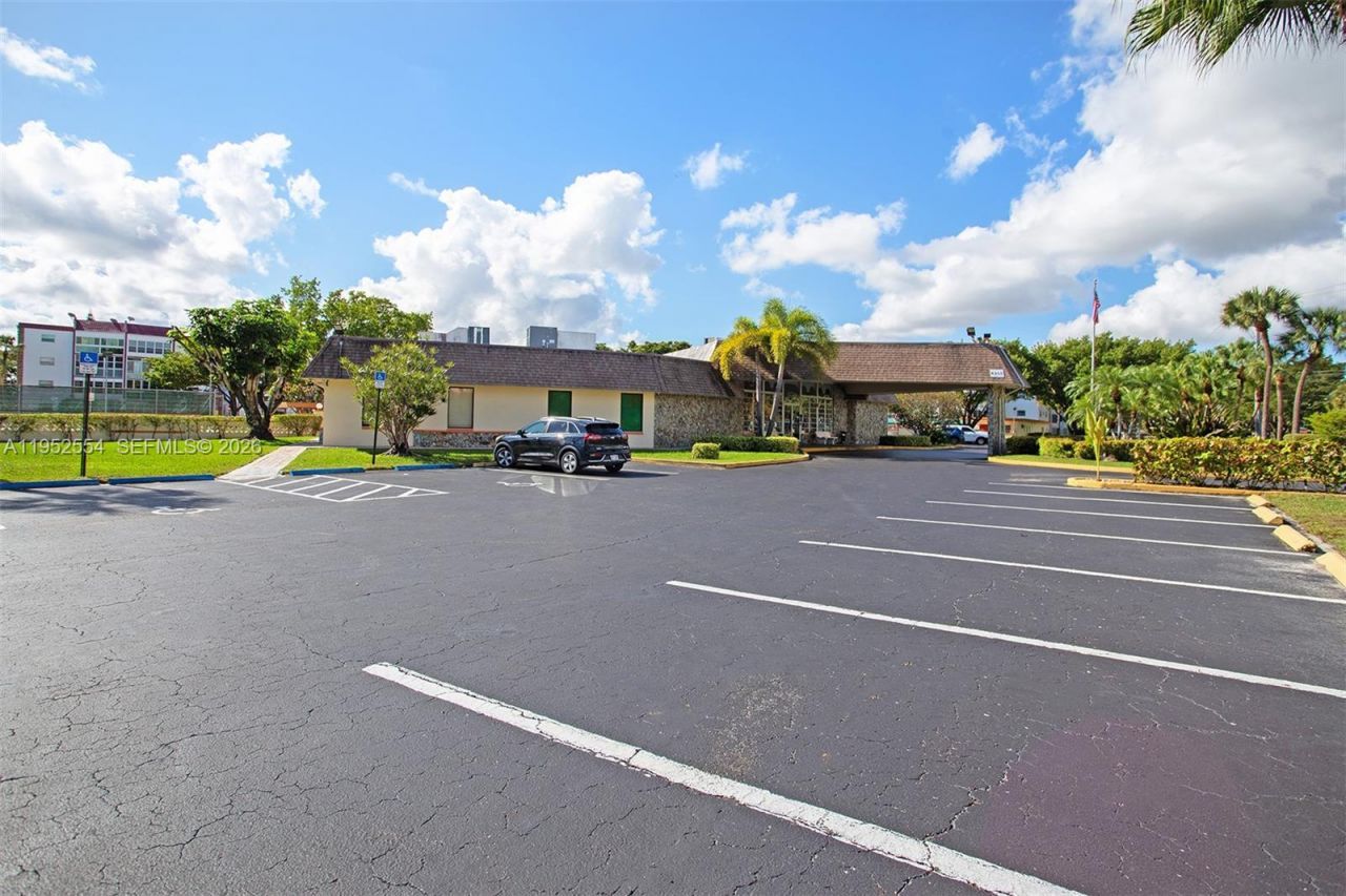 4151 NW 41st St , Unit 301, Lauderdale Lakes, FL 33319 Photo