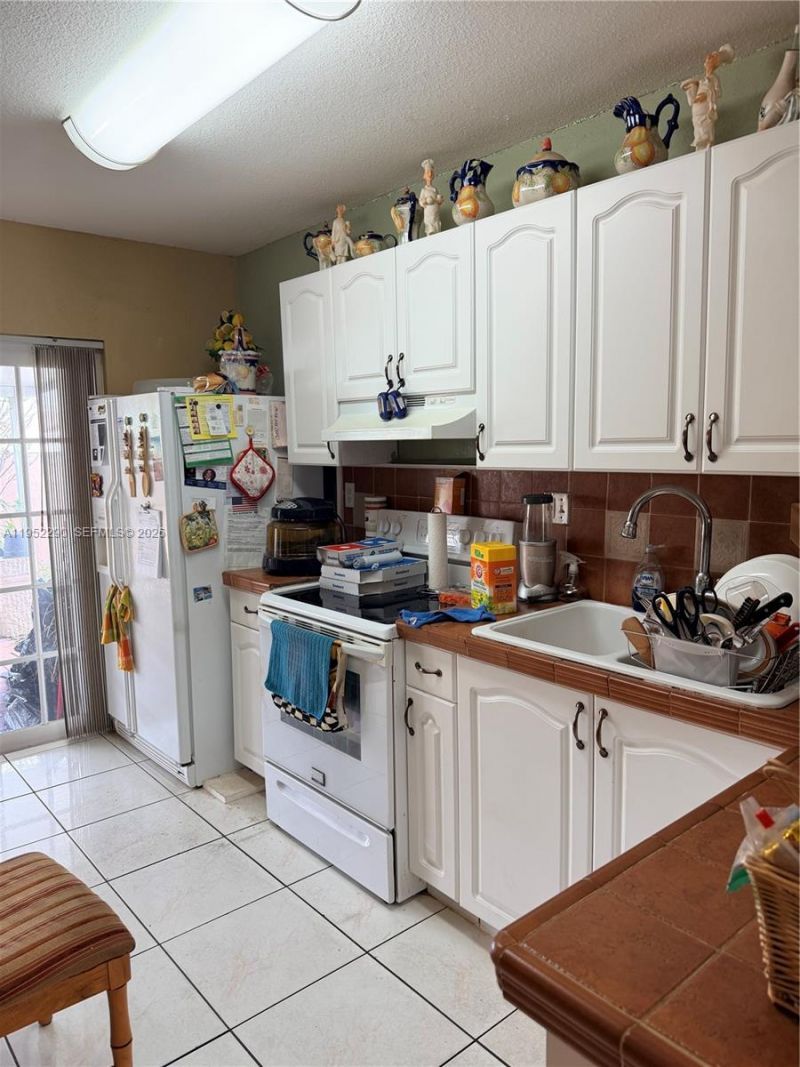 9069 NW 121st Ter, Unit 81, Hialeah Gardens, FL 33018 Photo