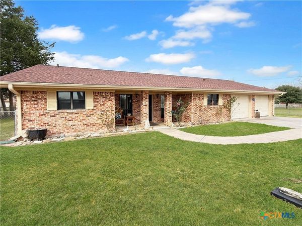 130 Elm Street , Flatonia, TX 78941